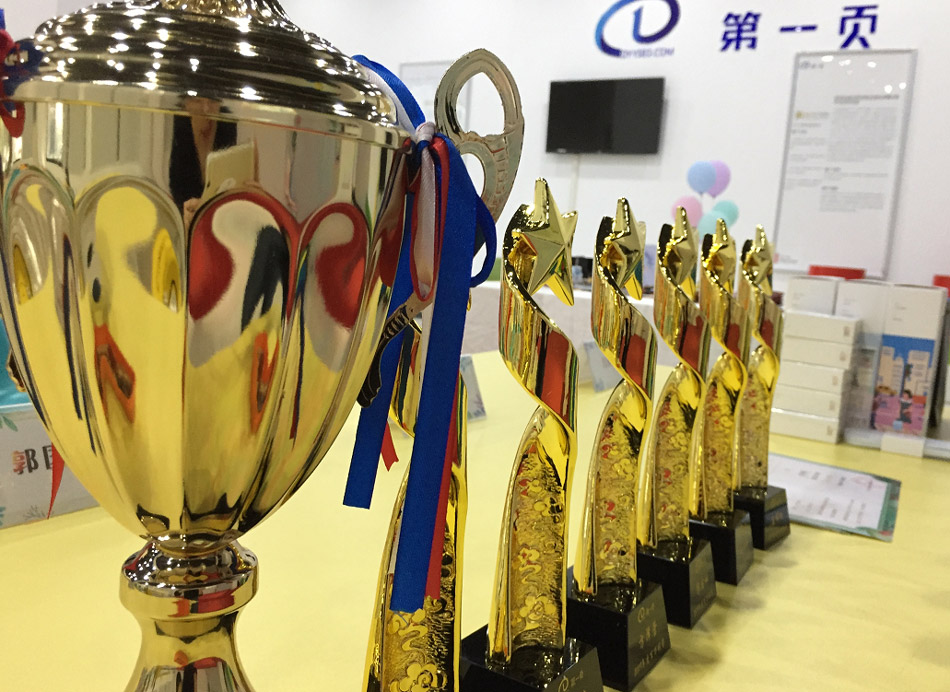 1586942223408350.jpg 獎杯.jpg